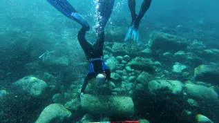 Prof. Bartosz Kontny prowadzi dokumentację pozostałości portu w Ptolemais. Fot. Artur Brzóska