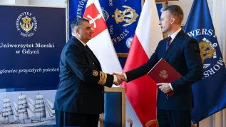 18.03.2026. Wiceminister infrastruktury Arkadiusz Marchewka (P) i rektor Uniwersytetu Morskiego w Gdyni prof. dr hab. inż. Adam Weintrit (L) podczas przekazania pierwszej transzy na budowę statku szkoleniowego UMG "Daru Młodzieży II", 18 bm. w gmachu Uniwersytetu Morskiego w Gdyni. "Dar Młodzieży" od ponad 40 lat szkoli studentów Uniwersytetu Morskiego w Gdyni. W związku z zaawansowanym wiekiem jednostki, planowana jest budowa nowego żaglowca, który w najbliższych latach zastąpi obecny "Dar Młodzieży", stanowiąc jego następcę - "Dar Młodzieży II". PAP/Piotr Matusewicz