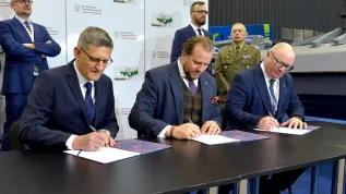 List podpisują od lewej: prof. Wojciech Chmiel, Marcin Ryngwelski, prof. Krzysztof Wilde. Z prawej strony stoją Maciej Samsonowicz i gen. bron. Krzysztof Król. Fot. Krzysztof Krzempek / Politechnika Gdańska