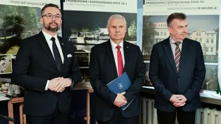 Szczecin, 30.03.2026. Minister nauki i szkolnictwa wyższego Marcin Kulasek (L), rektor Uniwersytetu Szczecińskiego  prof. dr hab. Waldemar Tarczyński (C) i poseł Lewicy Dariusz Wieczorek (P) podczas wizyty w Domu Studenckim "Portowiec" w Szczecinie, 30 bm. Temat spotkania: Finalizacja prac remontowych w DS „Portowiec” oraz wsparcie rządowe na inwestycje Uniwersytetu Szczecińskiego, w tym Archiwum USz. (ad) PAP/Marcin Bielecki