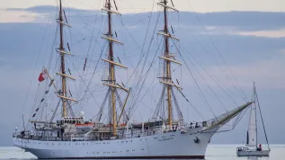 11.11.2023. Powitanie żaglowca "Dar Młodzieży" przy nabrzeżu Pomorskim w Gdyni, 11 bm. Statek szkolny Uniwersytetu Morskiego w Gdyni powrócił z prawie półrocznego rejsu, podczas którego m.in. przekroczył równik, upamiętniając w ten sposób 100-lecie przejścia na półkulę południową pierwszego statku pod biało-czerwoną banderą, żaglowca „Lwów” Szkoły Morskiej w Tczewie. PAP/Andrzej Jackowski