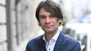 17.04.2026. Na zdjęciu z 10 bm. biolog medyczny i środowiskowy z Uniwersytetu Medycznego w Poznaniu dr hab. Piotr Rzymski przed siedzibą Polskiej Agencji Prasowej w Warszawie. Piotr Rzymski był gościem Studia PAP.  PAP/Radek Pietruszka