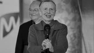  08.10.2016. Siostra Zofia Zdybicka (na zdj.) ze Zgromadzenia Sióstr Urszulanek Serca Jezusa Konającego odebrała nagrodę Totus w kategorii "propagowanie nauczania Ojca Świętego Jana Pawła II" podczas uroczystej gali na Zamku Królewskim w Warszawie. W tle arcybiskup warszawsko-praski Henryk Hoser. PAP/Marcin Obara 