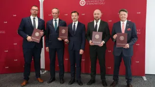 Białystok, 04.05.2026. Rektor Uniwersytetu w Białymstoku prof. dr hab. Mariusz Popławski (P), wojewoda podlaski Jacek Brzozowski (3L), wicewojewoda podlaski Michał Gąsowski (2L), wiceprezydent Białegostoku Tomasz Klim (L) oraz marszałek województwa podlaskiego Łukasz Prokorym (2P) podczas konferencji prasowej w sali konferencyjnej Biblioteki Uniwersyteckiej UwB, 4 bm. Konkferencja tow. podpisaniu listu intencyjnego ws. budowy Kliniki Weterynaryjnej w kampusie Uniwersytetu w Białymstoku. (jm) PAP/Artur Reszko