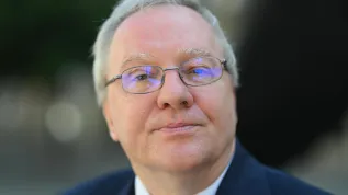 Warszawa, 26.05.2026. Rektor Uniwersytetu Wrocławskiego prof. dr hab. Robert Olkiewicz przed siedzibą PAP w Warszawie, 26 bm. PAP i Fundacja Polskiej Agencji Prasowej oraz Uniwersytet Wrocławski podpisały porozumienie o współpracy. PAP/Marcin Obara