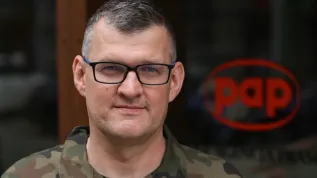  Warszawa, 23.06.2026. Na zdjęciu z 18 bm. kierownik Zakładu Budownictwa Specjalnego w Wojskowej Akademii Technicznej ppłk dr inż. Bartłomiej Pieńko przed siedzibą Polskiej Agencji Prasowej w Warszawie. Bartłomiej Pieńko był gościem Studia PAP. (jm) PAP/Paweł Supernak
