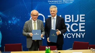 Wrocław, 23.06.2026. Rektor Uniwersytetu Medycznego im. Piastów Śląskich we Wrocławiu Piotr Ponikowski (L) i prezes zarządu AstraZeneca Pharma Poland Wiktor Janicki (P) podpisali umowę o współpracy między uczelnią i firmą farmaceutyczną, 23 bm. we Wrocławiu. Umowę podpisano w ramach otwarcia nowej Kliniki Kardiologii i Kardiochirurgii Dziecięcej w Uniwersyteckim Szpitalu Klinicznym (USK). Klinika pozwala na kompleksowe diagnozowanie i leczenie wad serca u najmłodszych pacjentów w jednym ośrodku. (mr) PAP/Krzysztof Ćwik