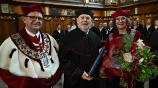 Gdynia, 08.06.2026. Gerontolog i biochemik prof. sir Kelvin James Anthony Davies (C) odbiera tytuł doktora honoris causa Gdańskiego Uniwersytetu Medycznego w trakcie uroczystego posiedzenia senatu uczelni na Dworze Artusa w Gdańsku, 8 bm. Obok rektor uczelni prof. dr hab. n. farm. Michał Markuszewski (L) oraz dziekan wydziału lekarskiego GUMed dr hab. Maria Bieniaszewska (P). (jm) PAP/Adam Warżawa