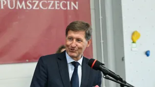 09.06.2026. Rektor Pomorskiego Uniwersytetu Medycznego w Szczecinie prof. dr hab. n. med. Leszek Domański na oficjalnym oddaniu do użytku Centrum Egzaminów Testowych oraz nowoczesnej hali Studium Wychowania Fizycznego i Sportu na Pomorskim Uniwersytecie Medycznym w Szczecinie, 9 bm. Oba obiekty podnoszą jakość kształcenia i wzmacniają infrastrukturę uczelni, tworząc jeszcze lepsze warunki do nauki, egzaminowania i rozwoju studentów. (ad) PAP/Marcin Bielecki