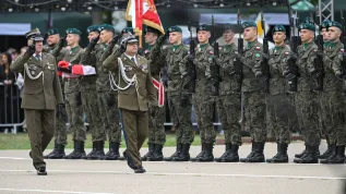 Warszawa, 04.07.2026. Rektor-komendant WAT gen. bryg. Przemysław Wachulak (C) i prorektor ds. wojskowych WAT płk Sławomir Niemirka (L) podczas promocji na pierwszy stopień oficerski – podporucznika Wojska Polskiego, 4 bm. na placu apelowym Wojskowej Akademii Technicznej w Warszawie. Promowanych zostało 571 absolwentów pięcioletnich studiów magisterskich i 128 absolwentów Studium Oficerskiego WAT. (sko) PAP/Marcin Obara