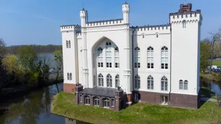 28.04.2023. Zamek w Kórniku - siedziba muzeum i Biblioteki Kórnickiej PAN. PAP/Jakub Kaczmarczyk