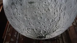 Wystawa Museum of the Moon w Nadbałtyckim Centrum Kultury, w gdańskim kościele św. Jana, przy ulicy Świętojańskiej 50. Świecąca kula, replika Księżyca o 7-metrowej średnicy została zawieszona pod zabytkowym, gotyckim sklepieniem kościoła. Projekt zrealizowano w skali 1:500 000 na podstawie zdjęć dostarczonych przez agencję kosmiczną NASA. ju/gr PAP/Jerzy Uklejewski