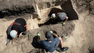 Naukowcy badają kości sprzed 1600 lat, na polach w okolicy Żórawiny, 10 bm. Podczas obecnych prac odsłonięto już pięć szkieletów. (kc/mgut) PAP/Krzysztof Cesarz