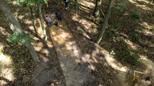  20.08.2026. Archeologiczne badania weryfikacyjne megalitu w Parku Krajobrazowym im. gen. Dezyderego Chłapowskiego w miejscowości Wyrzeka, 20 bm. Archeolodzy badają monumentalny grobowiec ziemny, który mógł powstać około 5,5 tysiąca lat temu. (sko) PAP/Jakub Kaczmarczyk