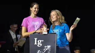 Agnieszka Sorokowska (L) i Ilona Croy (P) w trakcie 36. dorocznej ceremonii rozdania Ig Nobli, Zurych, Szwajcaria, 3 września 2026. EPA/CLAUDIO THOMA. Dostawca: PAP/EPA