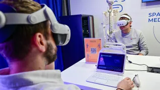 Szczecin, 22.10.2026. Studenci medycyny w mobilnej pracowni wizualizacji medycznej 3D HOLOTOUR przy Centrum Symulacji Medycznej PUM w Szczecinie, 22 bm. Studenci testują tu technologie VR i 3D wykorzystywane w nowoczesnej edukacji medycznej. Mogą m.in. zajrzeć do wnętrza ludzkiego ciała, obejrzeć narządy z każdej strony, „wziąć” je do ręki i poznawać anatomię w trójwymiarowej przestrzeni – bez skalpela i bez wchodzenia do prosektorium. (mr) PAP/Marcin Bielecki