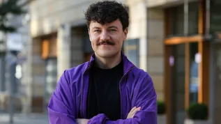 Warszawa, 23.10.2026. Dr inż. Konrad Skotnicki znany jako Doktor z TikToka przed siedzibą Polskiej Agencji Prasowej. Fot.  PAP/Paweł Supernak