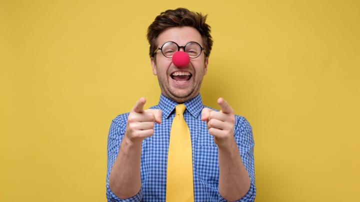 Dowcipnisie, kawalarze, psotnice - psychologowie rozpracowują rolę humoru w autoprezentacji