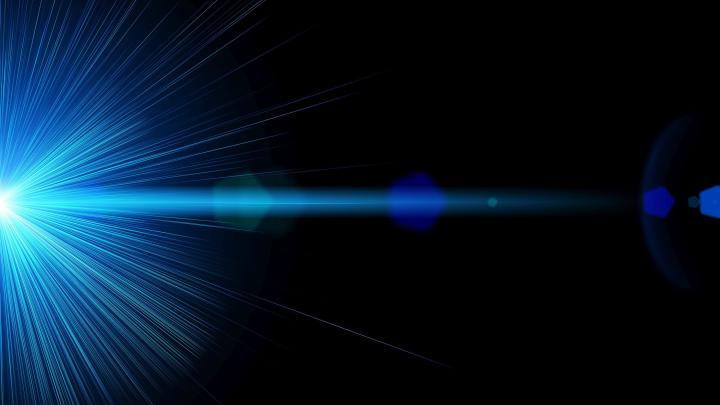 Co naprawdę skręca polaryzację światła?