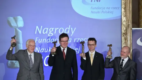 Nagrodzeni, od lewej: prof. Iwo Białynicki-Birula, Jan Szczucki (który odebrał nagrodę w imieniu ojca profesora Lecha Szczuckiego), prof. Karol Grela i prof. Tomasz Goslar, podczas gali wręczenia Nagród Fundacji na rzecz Nauki Polskiej na Zamku Królewskim w Warszawie. Fot. PAP/ Rafał Guz 03.12.2014