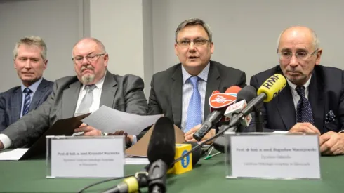 Prof. Paweł Olko (L) z Instytutu Fizyki Jądrowej, dyrektor Instytutu Fizyki Jądrowej prof. Marek Jeżabek (2L), dyrektor Centrum Onkologii-Instytutu w Warszawie prof. Krzysztof Warzocha (2P) oraz dyrektor Oddziału Centrum Onkologii-Instytutu w Gliwicach prof. Bogusław Maciejewski (P) podczas uroczystości podpisania umowy Centrum Onkologii - Instytutu im. Marii Skłodowskiej-Curie z Instytutem Fizyki Jądrowej w sprawie powołania pierwszego w Polsce ośrodka terapii protonowej. Fot. PAP/Jakub Kamiński 21.01.2015