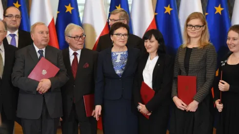 Premier Ewa Kopacz (C) z laureatami nagrody pozuje do zdjęcia. Premier Ewa Kopacz wręczyła podczas uroczystości w KPRM doroczne Nagrody Prezesa Rady Ministrów przyznawane m.in. za wybitny dorobek naukowy lub artystyczny. Fot. PAP/ Radek Pietruszka 05.11.2015.