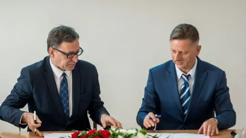  Prezes Instytutu Pamięci Narodowej Jarosław Szarek (L) i rektor Uniwersytetu Kazimierza Wielkiego prof. dr hab. Jacek Woźny (P) podczas podpisania porozumienia o współpracy między UKW i IPN. Współpraca między uczelnią a Instytutem polegać będzie na realizacji wspólnych projektów naukowo-badawczych, dydaktycznych oraz wydawniczych o charakterze edukacyjnym i naukowym. Fot. PAP/Tytus Żmijewski 06.07.2017