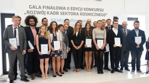 Laureaci II edycji konkursu stażowego „Rozwój kadr sektora kosmicznego” podczas wspólnego zdjęcia na konferencji w siedzibie Agencji Rozwoju Przemysłu w Warszawie. Fot. PAP/ Radek Pietruszka 29.08.2017