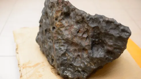 Inny wielki meteoryt z terenu rezerwatu Morasko, waży 261kg, zważony w listopadzie 2012 r. na Wydziale Nauk Geograficznych i Geologicznych UAM. (jk/obm) PAP/Jakub Kaczmarczyk
