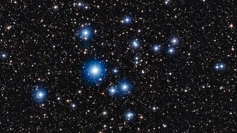 Zdjęcie wykonane za pomocą 2,2-metrowego teleskopu MPG/ESO w Obserwatorium ESO La Silla w Chile pokazuje jasną gromadę otwartą gwiazd NGC 2547. Źródło: ESO.

