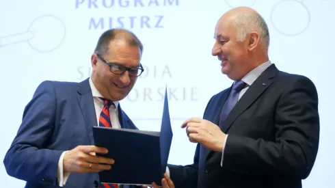 Prof. Marek Kwiek (L) z Uniwersytetu im. Adama Mickiewicza odbiera dyplom programu Mistrz Fundacji na rzecz Nauki Polskiej z rąk prezesa fundacji na rzecz Nauki Polskiej Macieja Żylicza (P). Fot. PAP/Paweł Supernak 28.10.2015