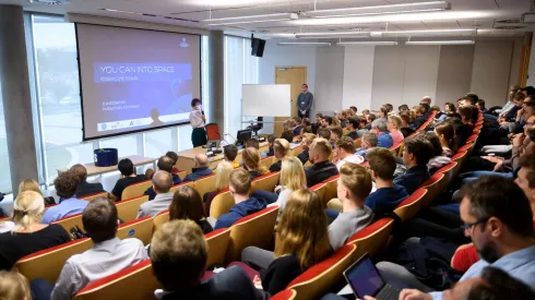 Minister przedsiębiorczości i technologii Jadwiga Emilewicz (C) podczas spotkania "You can into Space!Kosmiczne staże" w Centrum Wykładowym Politechniki Poznańskiej,  Fot. PAP/Jakub Kaczmarczyk 08.10.2019