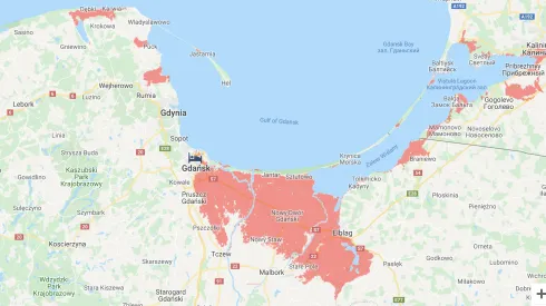 Mapa pokazująca obszary polskiego wybrzeża, które będą zalewane przynajmniej raz do roku przez morze w wyniku wzrostu jego poziomu do roku 2050 i w późniejszych dekadach. Fale mogą wdzierać się głęboko w okolicach Gdańska, Szczecina czy Elbląga, a kilka jezior będzie stawać się okresowo zatokami. Źródło: coastal.climatecentral.org