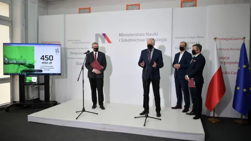 Wicepremier, minister rozwoju, pracy i technologii Jarosław Gowin (2L), minister nauki i szkolnictwa wyższego Wojciech Murdzek (L), prezes Sieci Badawczej Łukasiewicz Piotr Dardziński (2P) oraz dyrektor Polskiego Ośrodka Rozwoju Technologii Andrzej Dybczyński (P) podczas konferencji prasowej w MNiSW w Warszawie, 16 bm. nt. uruchomienia pierwszego w Polsce Wirtualnego Instytutu Badawczego. PAP/Marcin Obara 16.10.2020