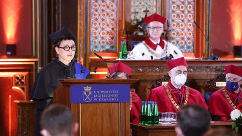 , 07.10.2021. Laureatka Nagrody Nobla w dziedzinie literatury Olga Tokarczuk (L) podczas uroczystości wręczenia jej tytułu doktora honoris causa, 7 bm. w Auli Collegium Novum UJ Krakowie.  PAP/Łukasz Gągulski