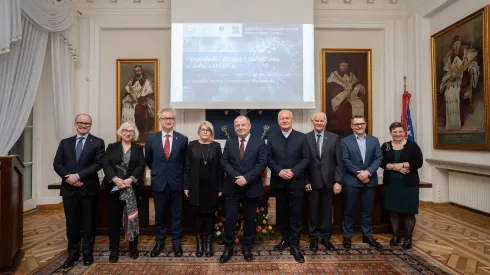 Od lewej: prof. W. Czakon, prof. A. Giza-Poleszczuk, prof. J. Popiel (rektor UJ), prof. B. Kaniewska (rektor UAM), prof. A. Z. Nowak (rektor UW), prof. M. Kalinowski (rektor KUL), prof. M. Żukowski, dr hab. G. Tchorek, prof. G. Błażejczyk-Majka. Fot. Mirosław Kaźmierczak.