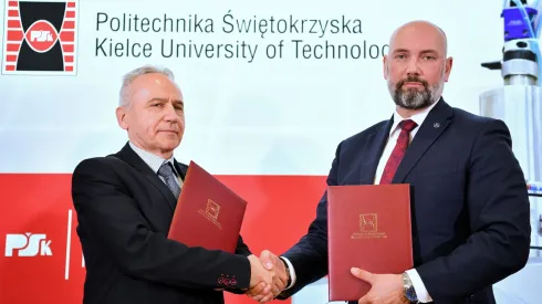 09.05.2022. Rektor Politechniki Świętokrzyskiej prof. Zbigniew Koruba (L) oraz prezes Polskiej Grupy Zbrojeniowej Sebastian Chwałek (P) podczas uroczystego podpisania listu intencyjnego pomiędzy Politechniką Świętokrzyską i Polską Grupą Zbrojeniową w Kielcach. Umowa dot. powstania Centrum Naukowo-Wdrożeniowego Technologii Obronnych i Systemów Bezpieczeństwa. PAP/Piotr Polak