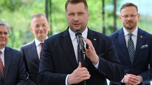 19.05.2022. Minister edukacji i nauki Przemysław Czarnek (C), wojewoda zachodniopomorski Zbigniew Bogucki (P) i rektor PUM prof. dr hab. n. med. Bogusław Machaliński (2L) podczas konferencji prasowej po wizycie w Międzywydziałowym Centrum Dydaktyki Pomorskiego Uniwersytetu Medycznego w Szczecinie. Centrum dydaktyki to nowa inwestycja, na budowę której Uniwersytet otrzymał ok. 37 mln zł dotacji z budżetu MEiN.  PAP/Marcin Bielecki