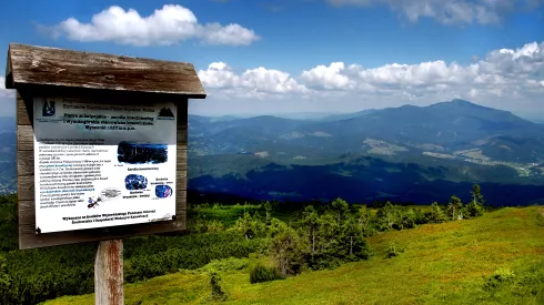  Korbielów 07.2008. Karpaty - Beskid Żywiecki i Pasmo Babiogórskie; widok z góry Pilsko na Babią Górę. Fot.  PAP/Marek Angiel 