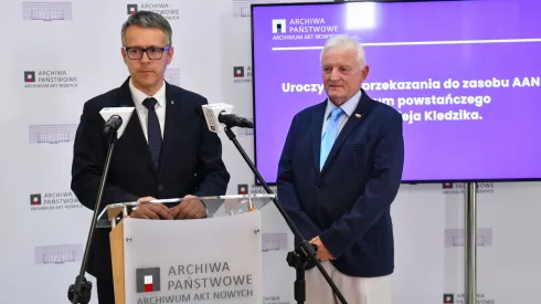 02.08.2022. Dyrektor Archiwum Akt Nowych Mariusz Olczak (L) i prof. Maciej Kledzik (P) podczas przekazania do Archiwum Akt Nowych prywatnego zbioru dokumentów o Powstaniu Warszawskim, 2 bm. w Warszawie. PAP/Piotr Nowak