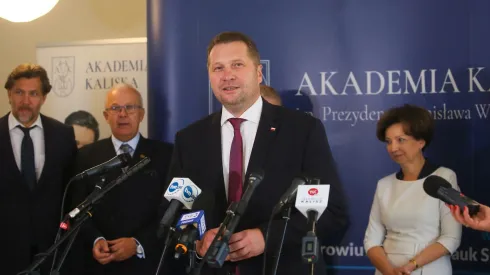 12.09.2022. Minister rodziny i polityki społecznej Marlena Maląg (P), minister edukacji i nauki Przemysław Czarnek (C) i rektor AK Andrzej Wojtyła (2L) na konferencji prasowej w siedzibie Wydziału Nauk o Zdrowiu Akademii Kaliskiej w Kaliszu.  PAP/Tomasz Wojtasik