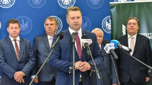 17.07.2023. Minister edukacji i nauki Przemysław Czarnek (C), profesor Uniwersytetu Przyrodniczego w Lublinie Krzysztof Kowalczyk (2P) oraz rektor Uniwersytetu Medycznego w Lublinie prof. dr hab. n. med. Wojciech Załuska (2L) podczas Inauguracji Projektu Lubelskiej Unii Cyfrowej „Lubelska Unia Cyfrowa Wykorzystanie rozwiązań cyfrowych i sztucznej inteligencji w medycynie – projekt badawczy” w Audytorium Maximum Collegium Novum w Lublinie.  PAP/Wojtek Jargiło