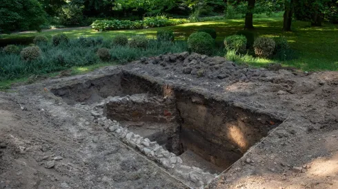 29.08.2023. Miejsce konferencji prasowej dot. odkryć archeologicznych w Ogrodzie Botanicznym Uniwersytetu Marii Curie-Skłodowskiej w Lublinie, 29 bm. Tematem spotkania były najnowsze odkrycia archeologiczne w lubelskim Botaniku, które mogą być przełomem w rekonstruowaniu dziejów Sławinka, a tym samym mają istotne znaczenie dla początków miejskich Lublina. PAP/Wojtek Jargiło