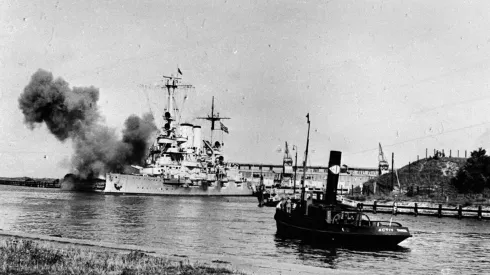 Nz. Niemiecki okręt Schleswig-Holstein ostrzeliwujący polską placówkę na Westerplatte w Gdańsku. Wrzesień 1939  PAP-ARCHIWUM  