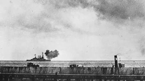 Hel, 09.1939 r. Okręt niemiecki ostrzeliwuje Półwysep Helski. PAP/CAF