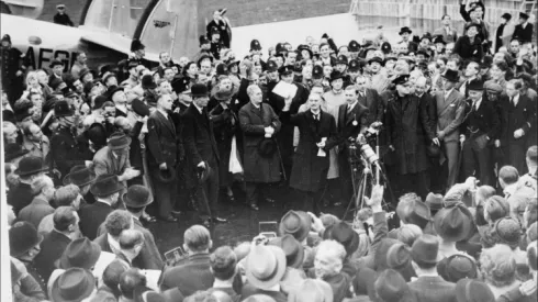 Brytyjski premier Neville Chamberlain na lotnisku Heston po powrocie z Monachium. Źródło: Wikipedia/ domena publiczna