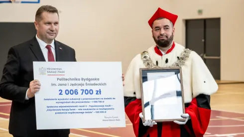 04.10.2023. Minister edukacji i nauki Przemysław Czarnek (L) oraz rektor Politechniki prof. dr hab. inż. Marek Adamski (P) podczas uroczystej inauguracji roku akademickiego 2023/2024 na Politechnice Bydgoskiej im. Jana i Jędrzeja Śniadeckich połaczonej z otwarciem Akademickiego Centrum Sportu PBŚ  w siedzibie Centrum w Bydgoszczy. PAP/Tytus Żmijewski