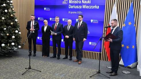 20.12.2023. Minister nauki Dariusz Wieczorek (3L) i kierownictwo Ministerstwa Nauki i Szkolnictwa Wyższego, podsekretarze stanu: Andrzej Szeptycki (2P), Marek Gzik (3P), Maria Mrówczyńska (2L) i Maciej Gdula (L) podczas konferencji prasowej i przedstawienia członków kierownictwa ministerstwa w siedzibie resortu w Warszawie.  PAP/Andrzej Lange