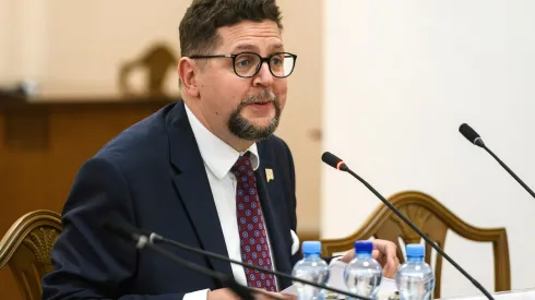 Kijów, Ukraina, 06.02.2024. Wiceminister nauki i szkolnictwa wyższego Andrzej Szeptycki podczas wykładu dla studentów i wykładowców Narodowego Uniwersytetu Kijowskiego im. Tarasa Szewczenki w Kijowie. Fot. PAP/Vladyslav Musiienko