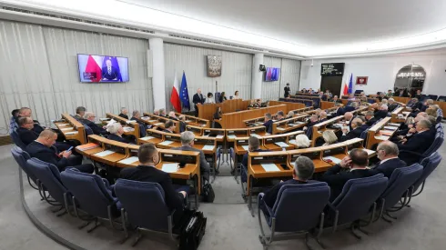 07.02.2024. Senatorowie na sali plenarnej izby w Warszawie. PAP/Paweł Supernak